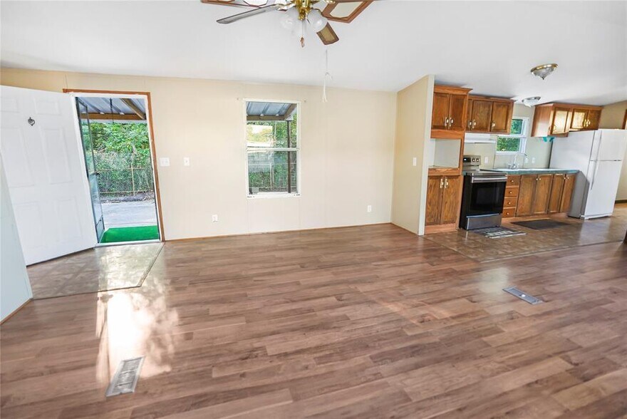 More Photos Of 13338 Elderberry Ln, Houston Industrial For Lease