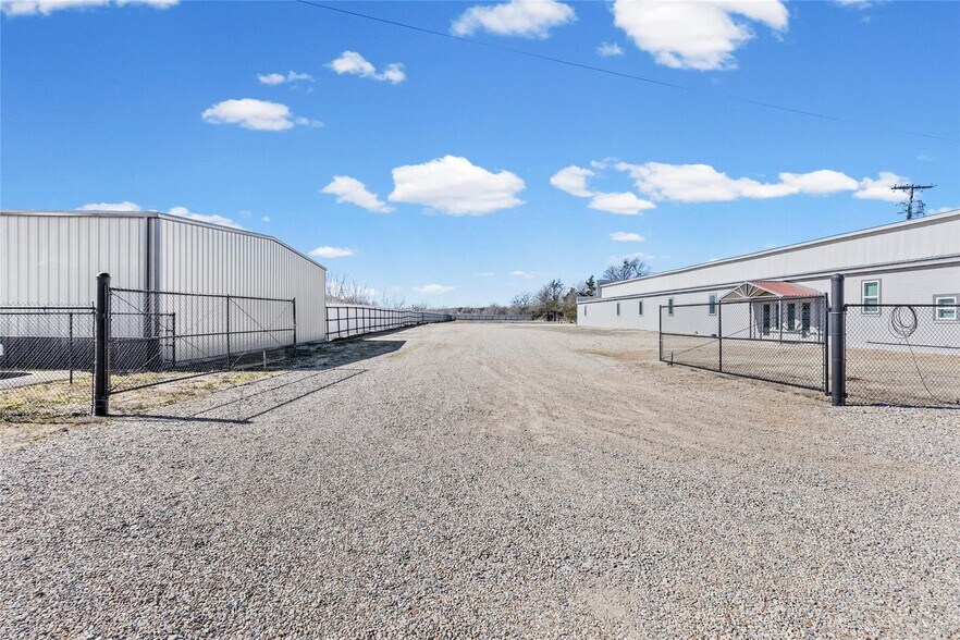 More Photos Of 2301 N Main St, Paris Freestanding For Sale