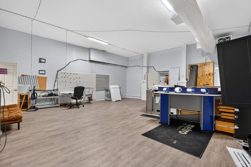 More Photos Of 1005 W Broadway Ave, Minneapolis Storefront For Sale