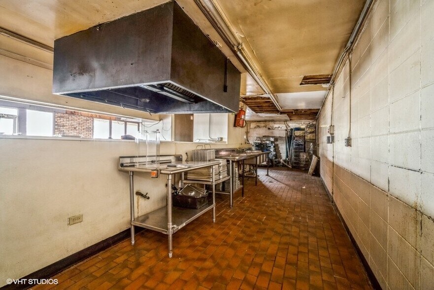 More Photos Of 1124 N Milwaukee Ave, Libertyville General Retail For Lease
