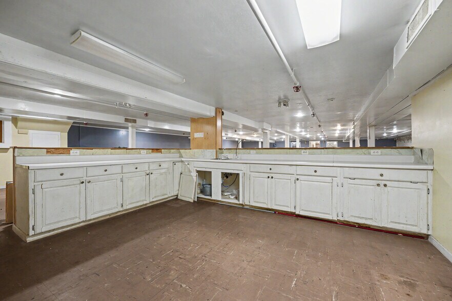More Photos Of 106 Musgrove St, Clinton Storefront Retail Office For Sale