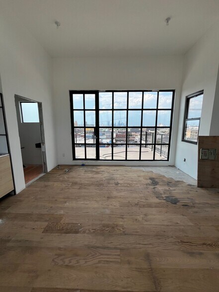 More Photos Of 310 Meserole St, Brooklyn Flex For Lease