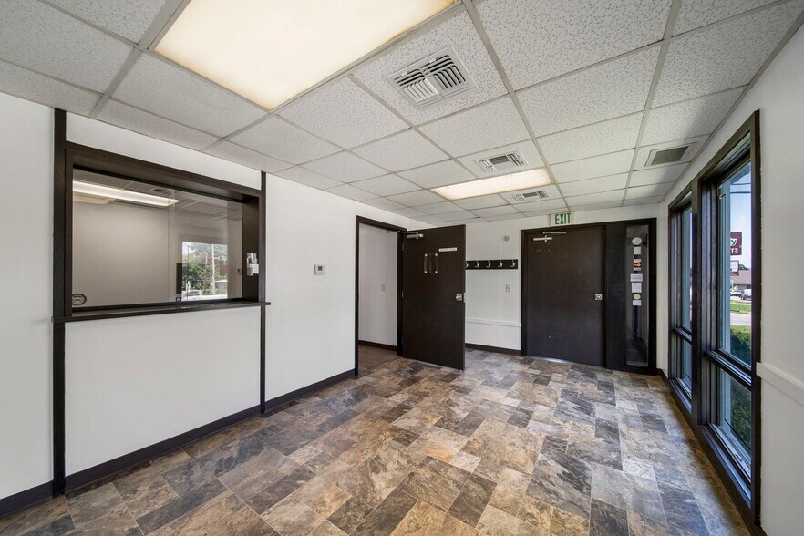 More Photos Of 700 S Main St, Grove Medical For Sale