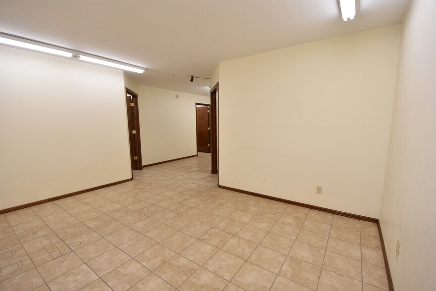 More Photos Of 701 W Broadway, Seminole Manufacturing For Sale
