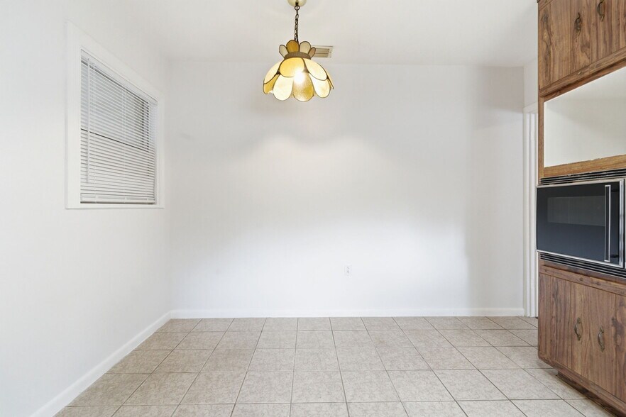 More Photos Of 1030 Camphor Ln, Deland General Retail For Sale