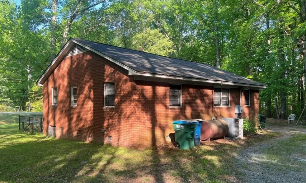 More Photos Of 2117 E John St, Matthews Office For Lease