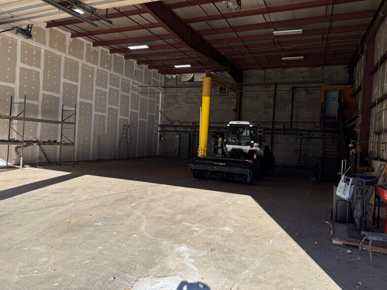 More Photos Of 329 W Main St, Northborough Flex For Lease