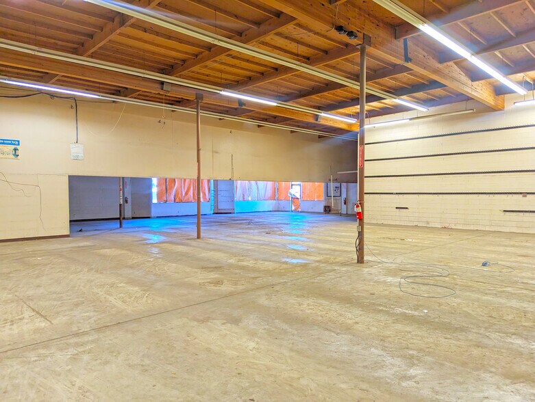 More Photos Of 1350 E Thompson Blvd, Ventura General Retail For Lease