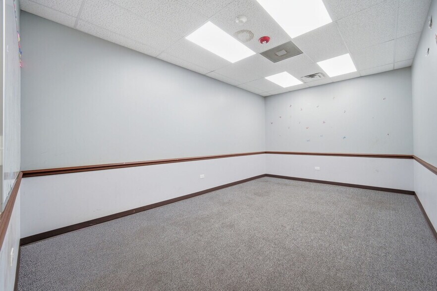 More Photos Of 944 E Roosevelt Rd, West Chicago Storefront For Lease