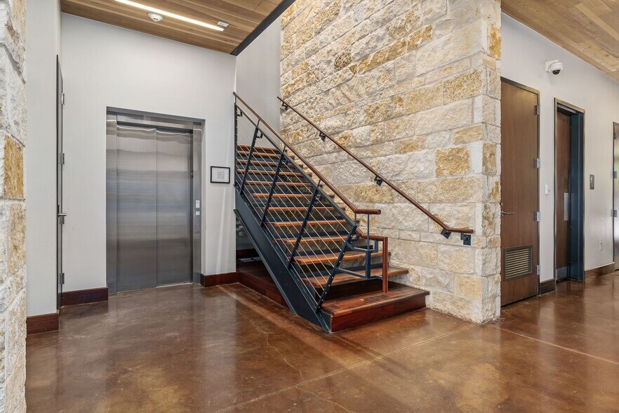 More Photos Of 6150 Sherry Ln, Dallas Office Residential For Sale