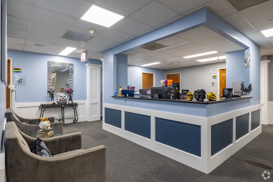 More Photos Of 1919 N Loop W, Houston Medical For Lease