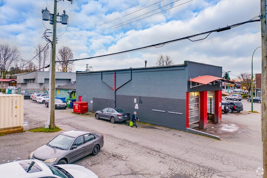 More Photos Of 820 Marine Dr, North Vancouver General Retail For Lease