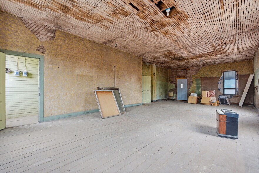 More Photos Of 805 Main St, Cassville General Retail For Sale