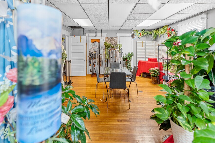 More Photos Of 223 Helm St, Elizabethtown General Retail For Sale