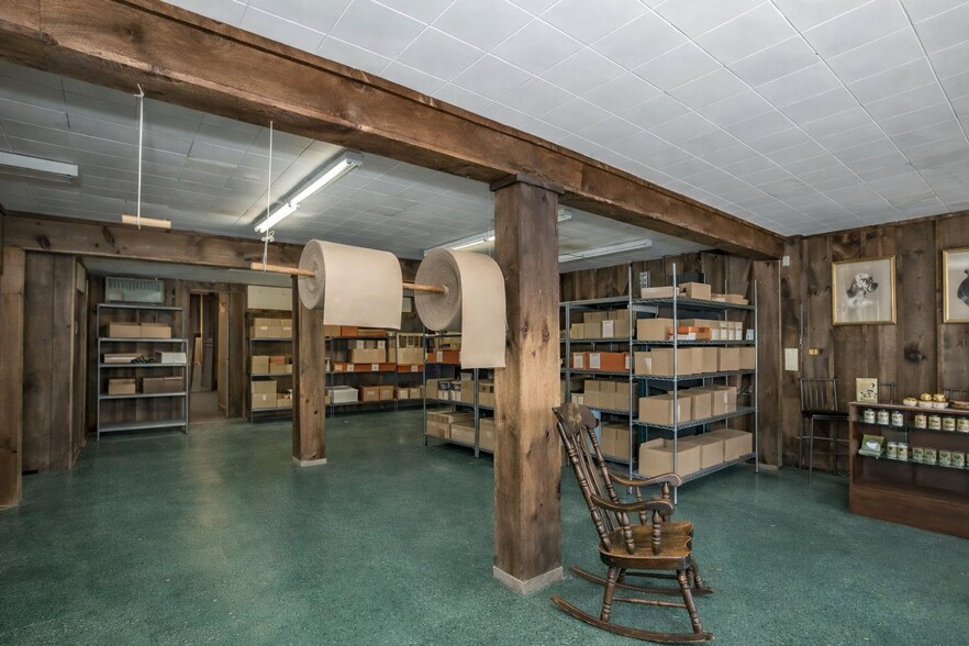 More Photos Of 227 Wall St, Huntington Storefront For Sale