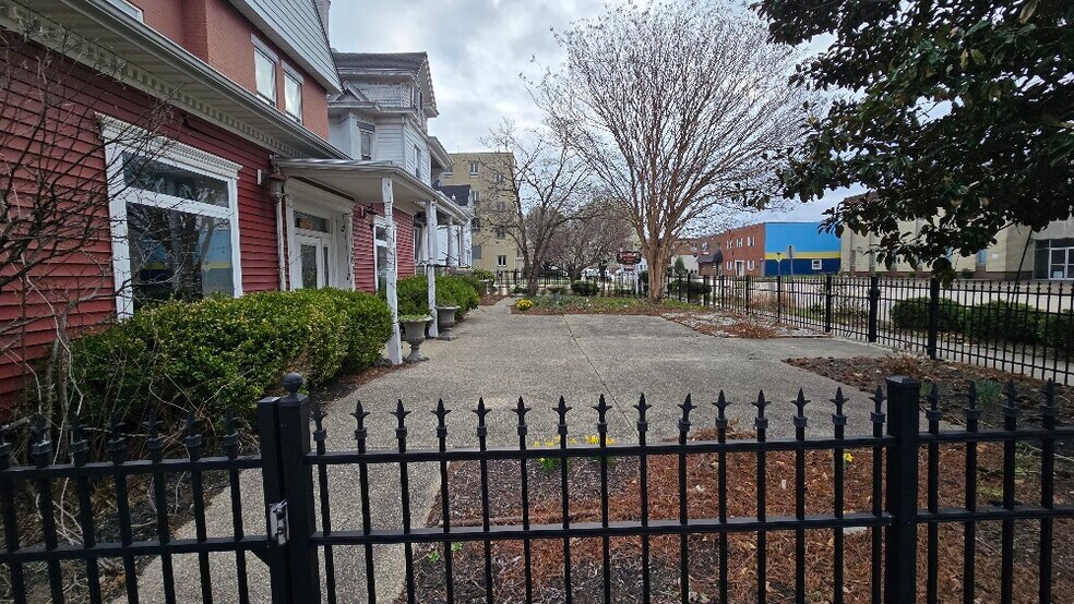 More Photos Of 1208 6th Ave, Huntington Restaurant For Sale