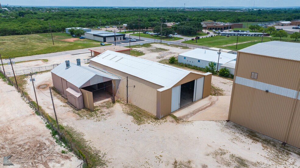 More Photos Of 2024 Oak St st, Abilene Manufacturing For Sale
