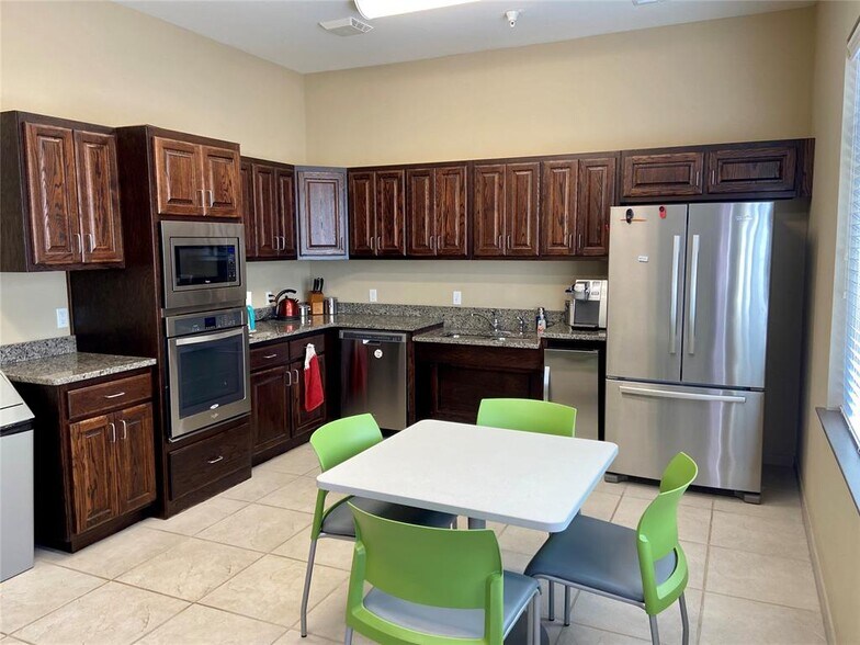 More Photos Of 917 Cedar Lake Blvd, Oklahoma City Office For Lease