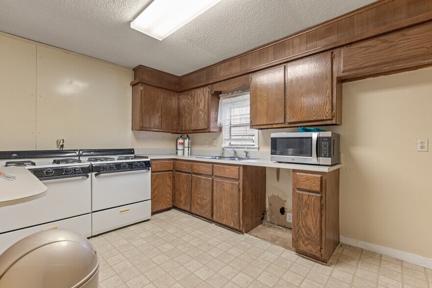 More Photos Of 215 S Bixby St, Coweta Religious Facility For Sale