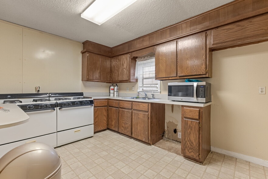 More Photos Of 215 S Bixby St, Coweta Religious Facility For Sale