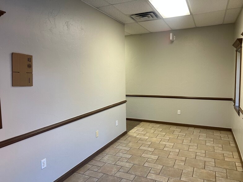 More Photos Of 405 W 2nd St, Edmond Office For Lease