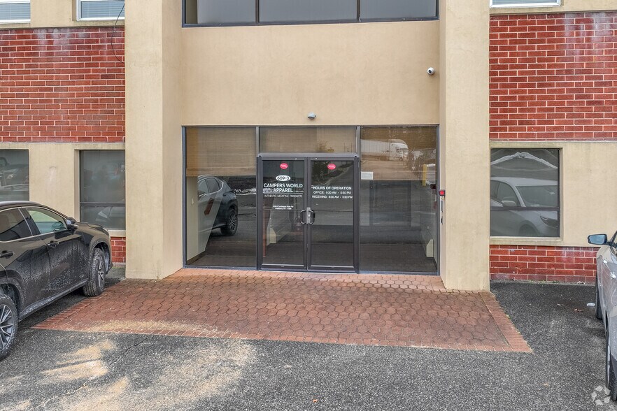 More Photos Of 609-3 Cantiague Rock Rd, Westbury Distribution For Lease