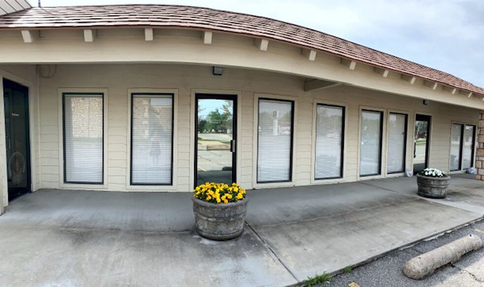 More Photos Of 400 S Elm Plz, Broken Arrow Freestanding For Lease