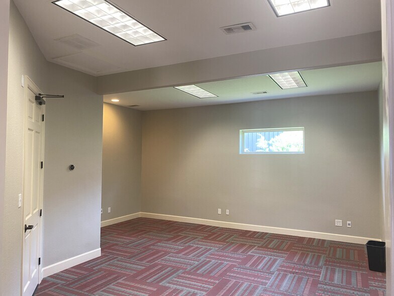 More Photos Of 814 East Ave, Katy Office For Sale