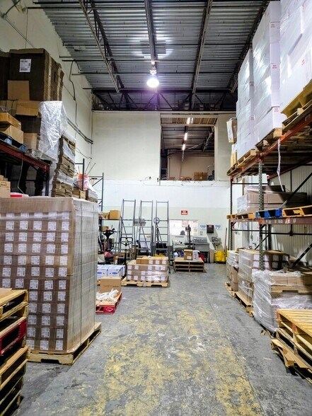 More Photos Of 7810 Kingspointe Pky, Orlando Warehouse For Lease