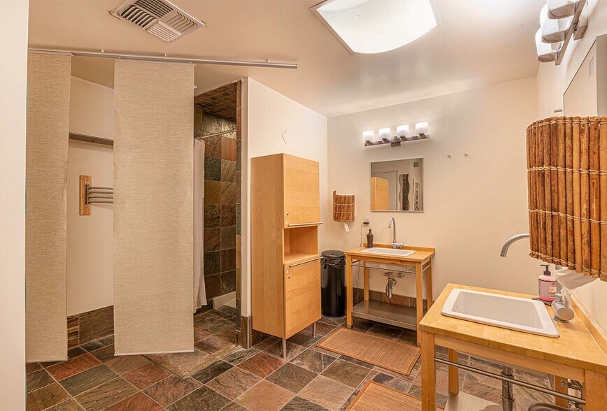 More Photos Of 8911 Lakewood Dr, Windsor Medical For Lease