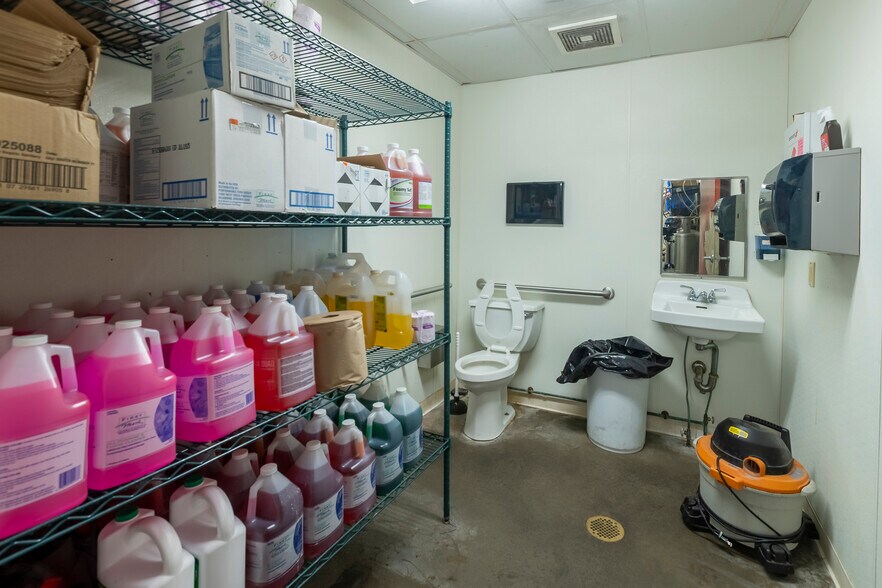 More Photos Of 2700 17th St, Marion General Retail For Sale