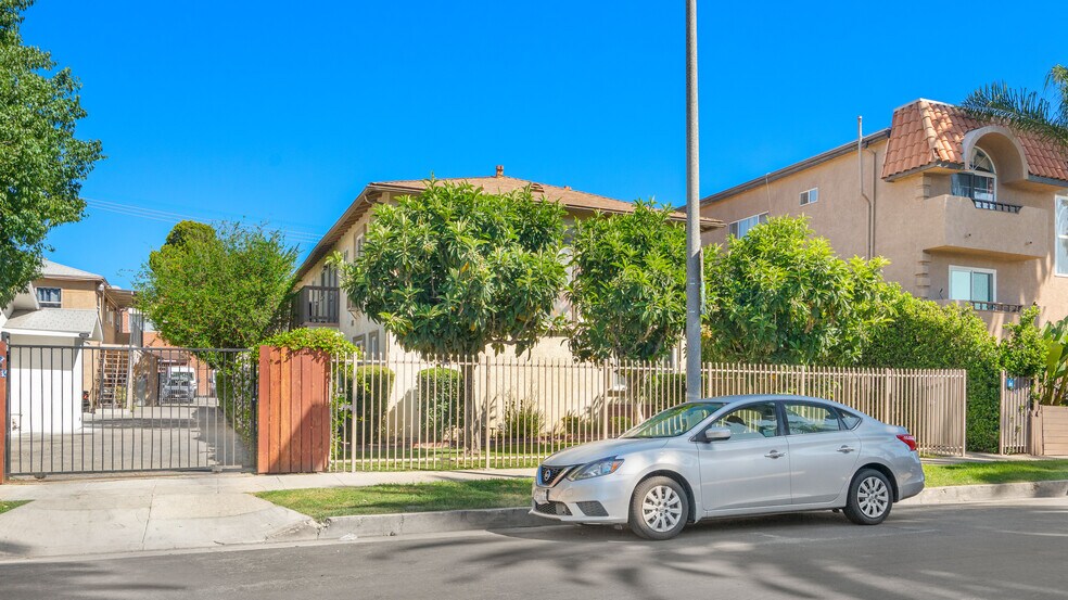 More Photos Of 14643 Friar St, Van Nuys Apartments For Sale