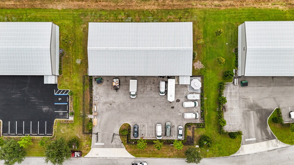 More Photos Of 6860 28th St Cir, Sarasota Warehouse For Sale