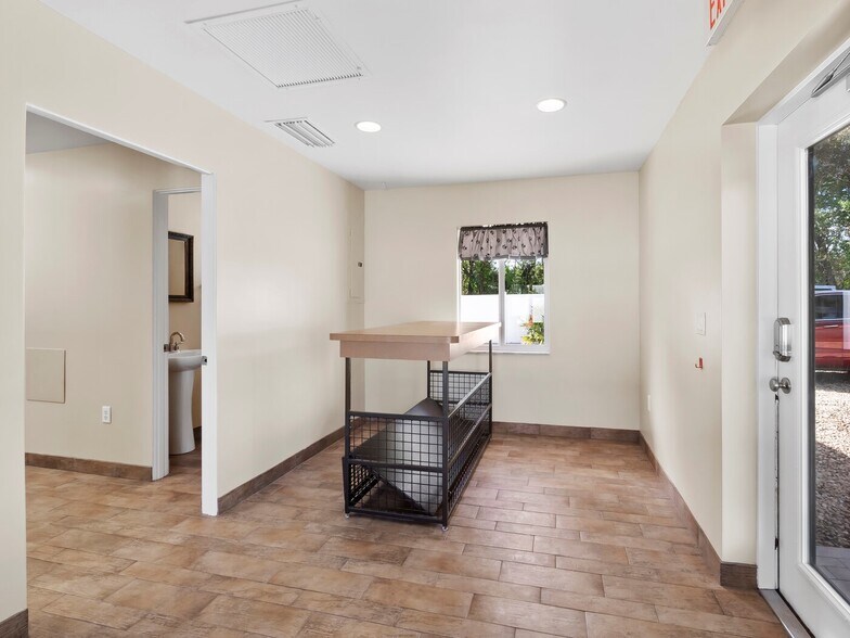 More Photos Of 3825 Sarasota Golf Club Blvd, Sarasota Veterinarian Kennel For Sale