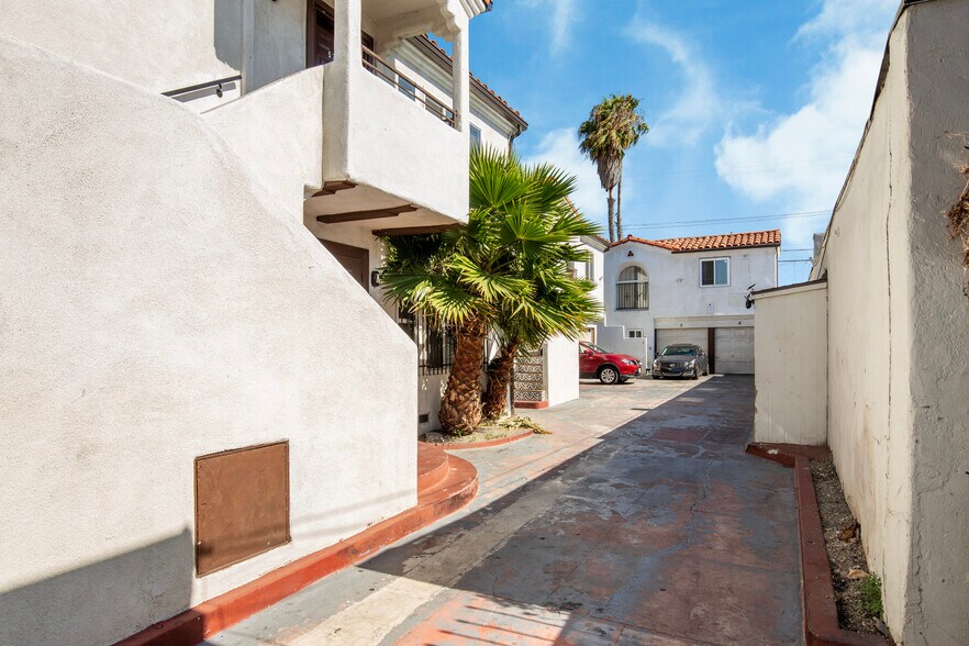 More Photos Of 520 W 82nd St, Los Angeles Apartments For Sale