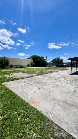 More Photos Of 1875 Seward Ave, Naples Manufacturing For Sale