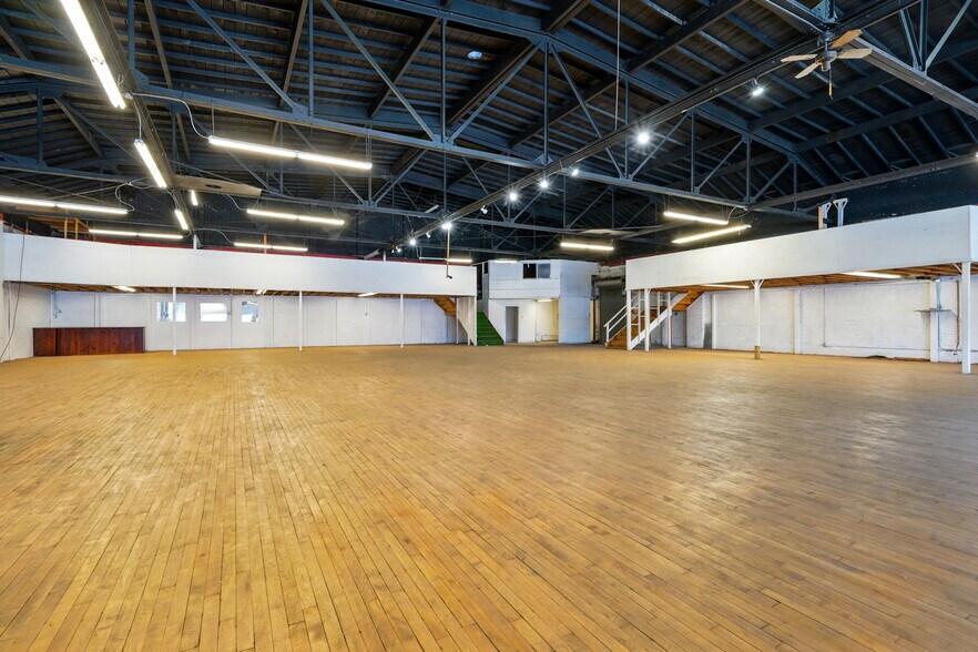 More Photos Of 7134 International Blvd, Oakland Showroom For Sale