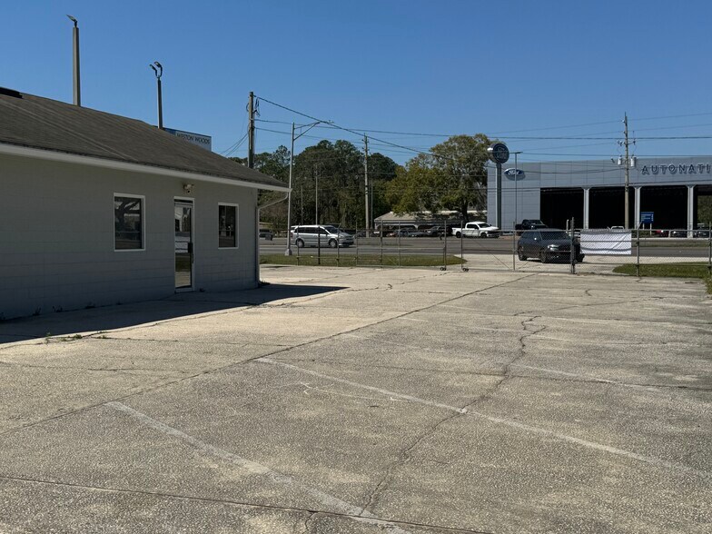 More Photos Of 7727 Blanding Blvd, Jacksonville Auto Repair For Sale