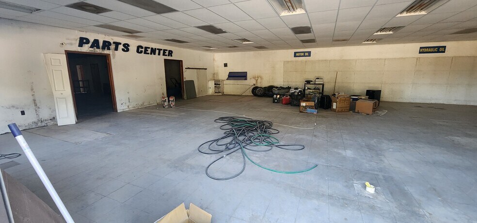 More Photos Of 284 S Center St, Pierson Auto Repair For Lease