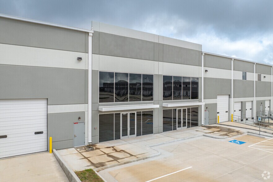 More Photos Of 2304 Reed Rd, Houston Distribution For Lease