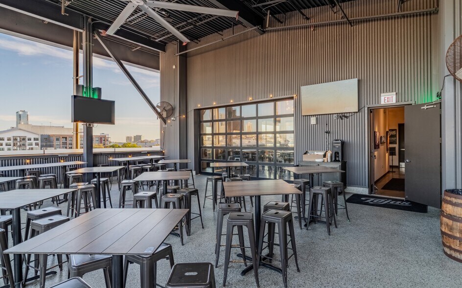 More Photos Of 2101 Summer St, Houston Freestanding For Lease