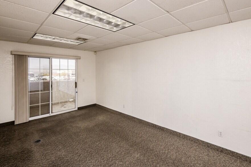 More Photos Of 951 Lake Havasu Ave N, Lake Havasu City Showroom For Sale