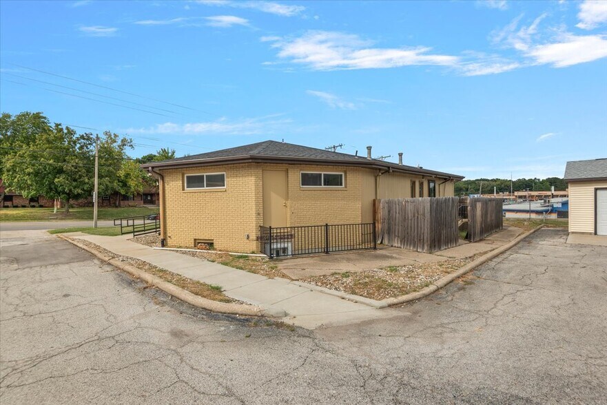 More Photos Of 2060 W Monroe St, Springfield Office For Sale