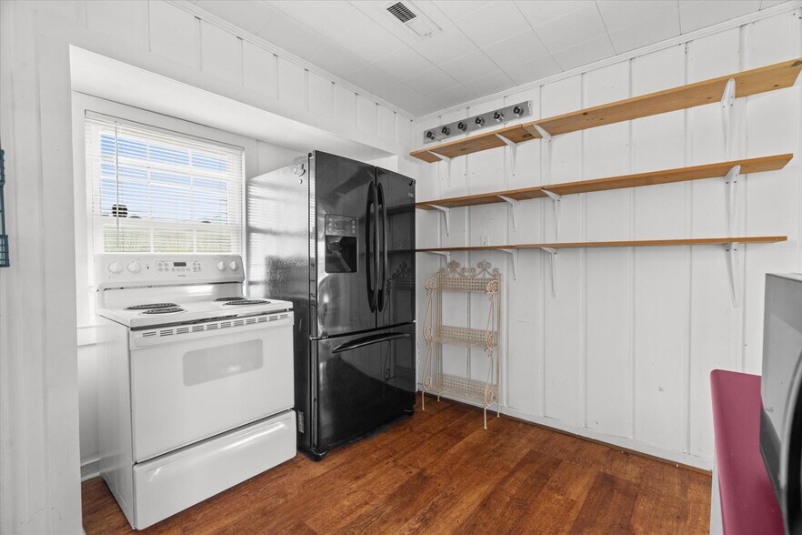 More Photos Of 806 N 3rd Ave, Chatsworth Office Residential For Sale