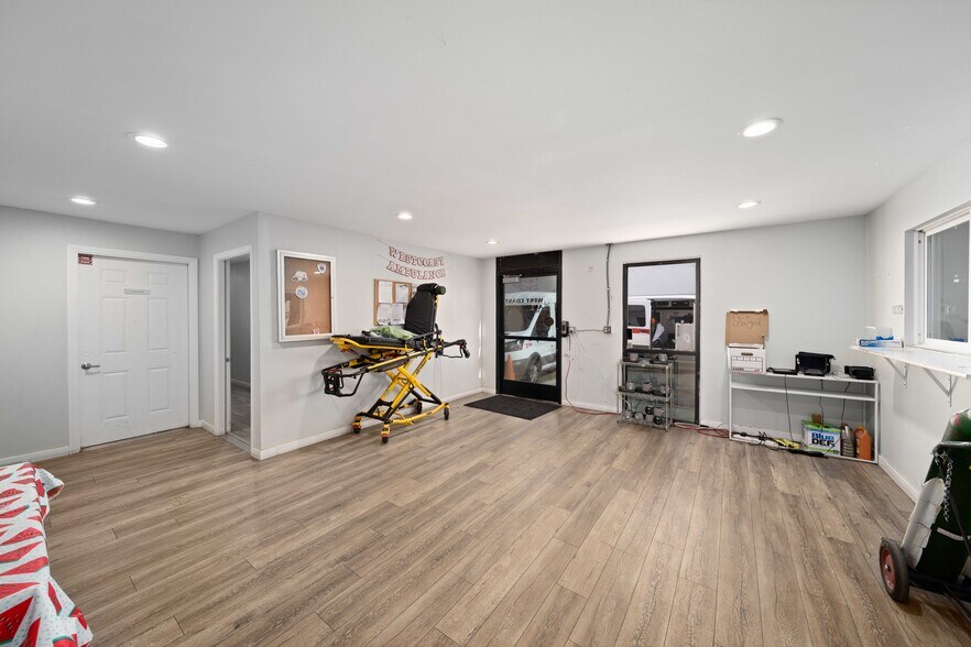 More Photos Of 647 W Avenue L 14, Lancaster Service For Lease