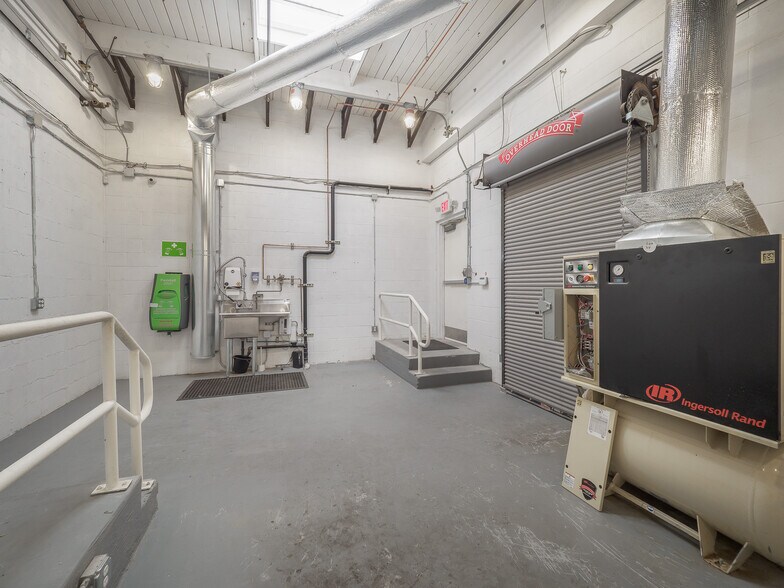 More Photos Of 630 SW Walnut St, Hillsboro Warehouse For Sale
