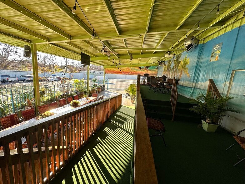 More Photos Of 3900 Davis St W, Dallas Flex For Sale