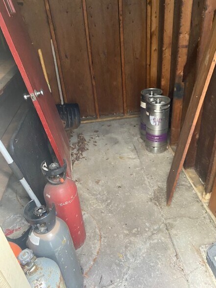 More Photos Of 21445 Gumina Rd, Brookfield Restaurant For Sale