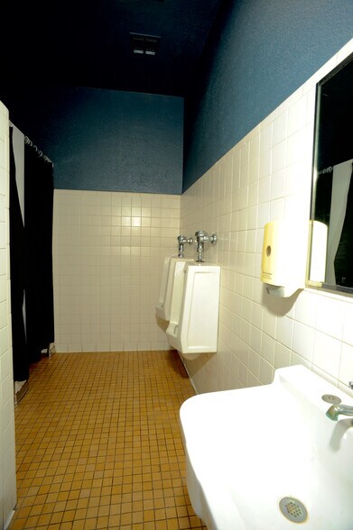 More Photos Of 424 W Main St, Denison Storefront Retail Office For Sale