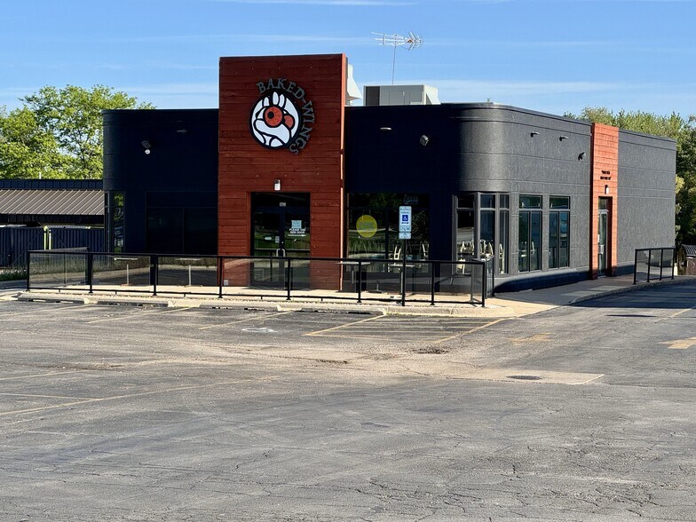 Primary Photo Of 6390 E Riverside Blvd, Loves Park Restaurant For Lease